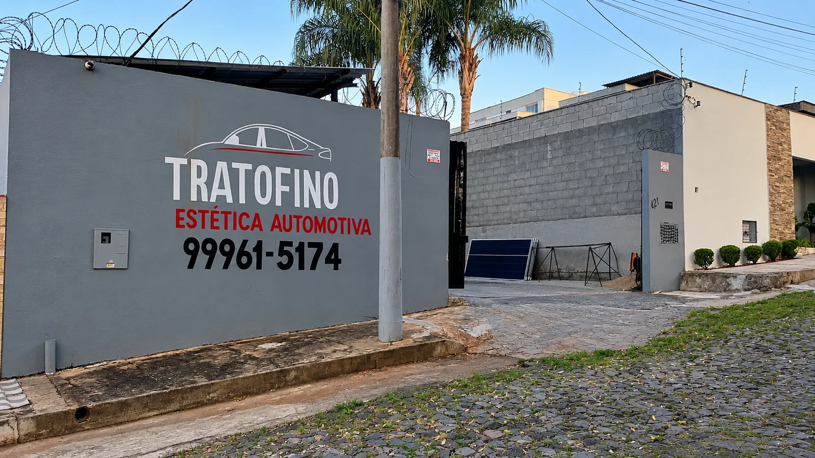Fachada real da Trato Fino Estética Automotiva com identificação da empresa e telefone